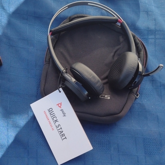 PlantronicsVoyager Focus Black Headset with Case NWT - Picture 1 of 2